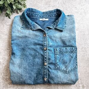 Maurices Denim Blue Lightweight Button Down Shirt Size Medium
